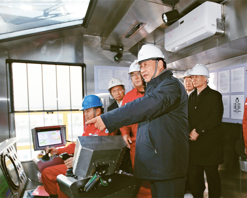 2021年10月22日下午,中共中央总书记、国家主席、中央军委主席习近平在山东省济南市主持召开深入推动黄河流域生态保护和高质量发展座谈会并发表重要讲话。这是座谈会前,习近平21日下午在位于东营市莱州湾的胜利油田莱113区块考察时,登上二层钻井平台,察看钻井自动化设备。新华社记者 李学仁/摄